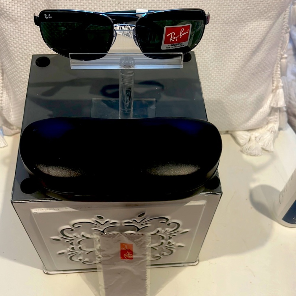 Rayban men’s Wrap around Sunnies. Black & Silver